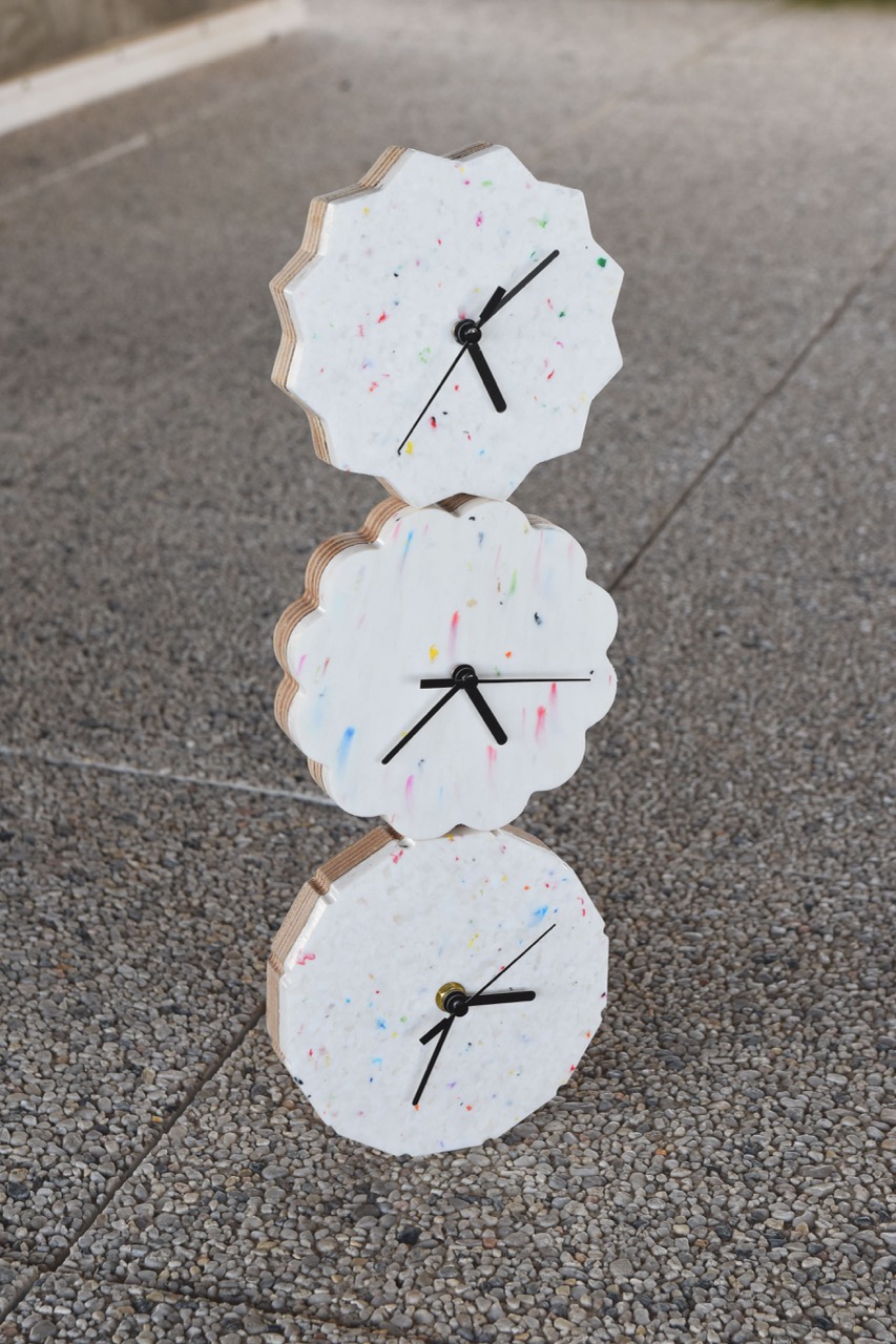 Petite horloge à poser Hourra en plastique recyclé