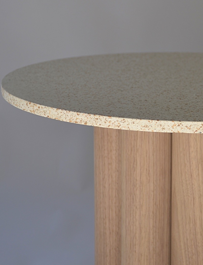 Table Héritage T9 en volants de badminton revalorisés – Image 4