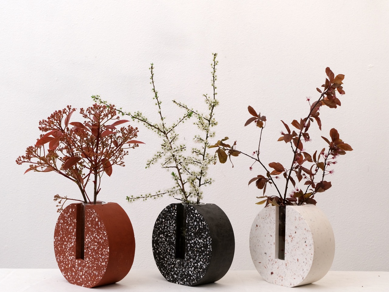 Vase Geom en coquillages valorisés et bouteille de vin upcyclée