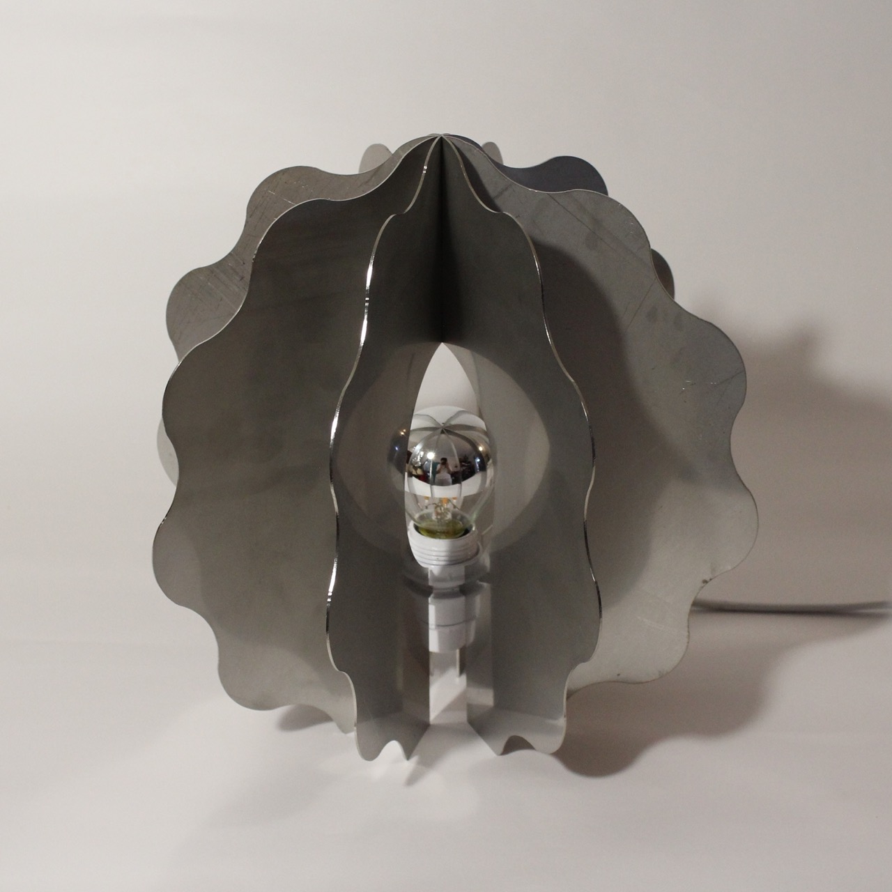 Lampe à poser Koro en chute d’inox revalorisée – Image 3