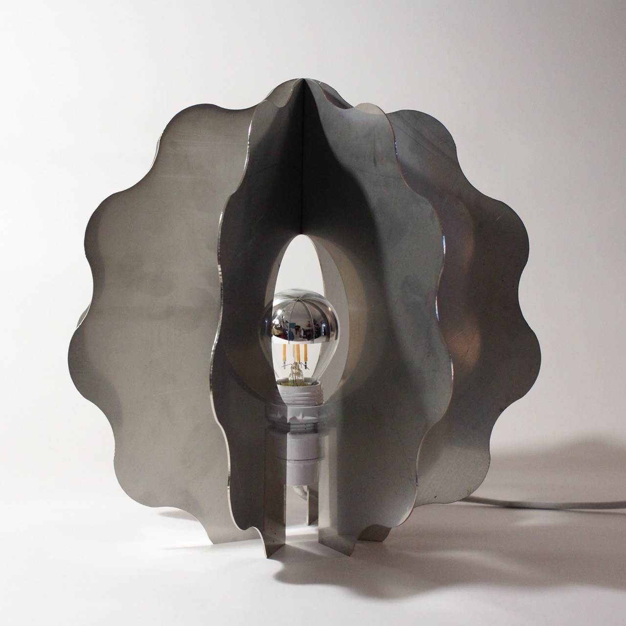 Lampe à poser Koro en chute d’inox revalorisée