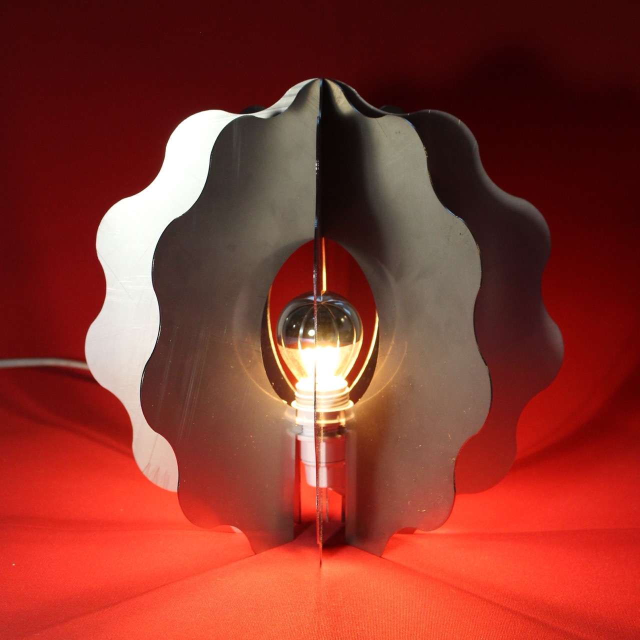 Lampe à poser Koro en chute d’inox revalorisée – Image 2