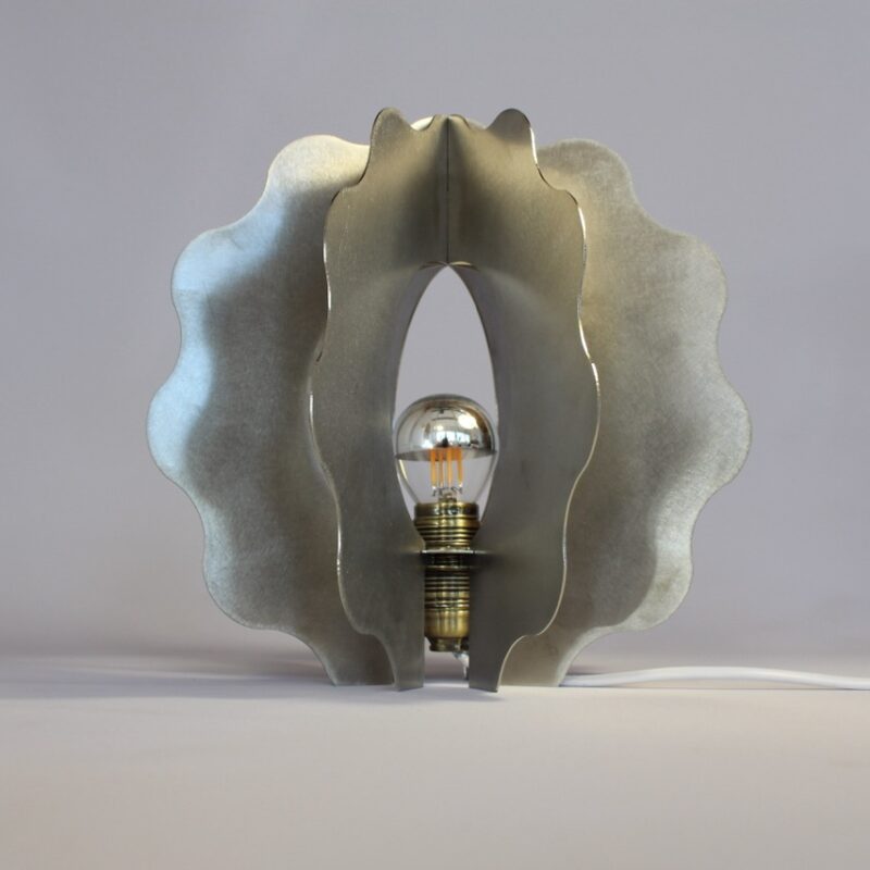 Lampe à poser Koro en chute d’inox revalorisée